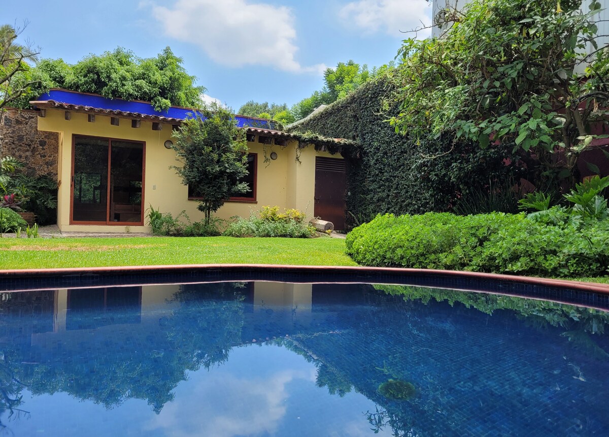 Colonial charm in Tepoztlán/mountain view and pool