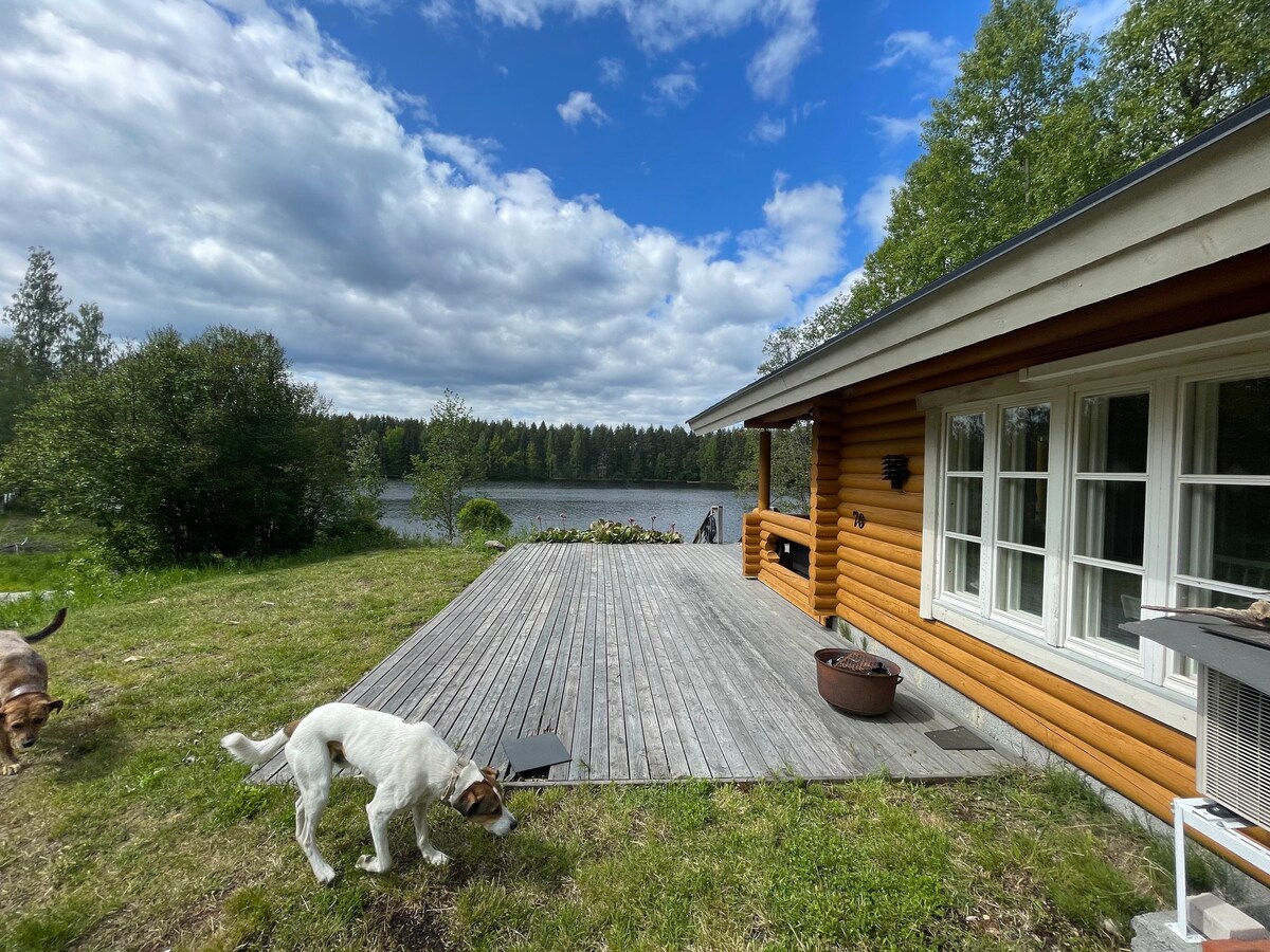 Saunamökki järven rannalla