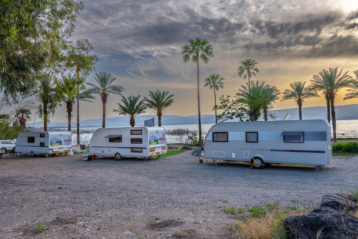 Kursi海滩（ Kursi Beach ）的呵护且设备齐全的移动大篷车（ Kursi Beach ） - Kinneret