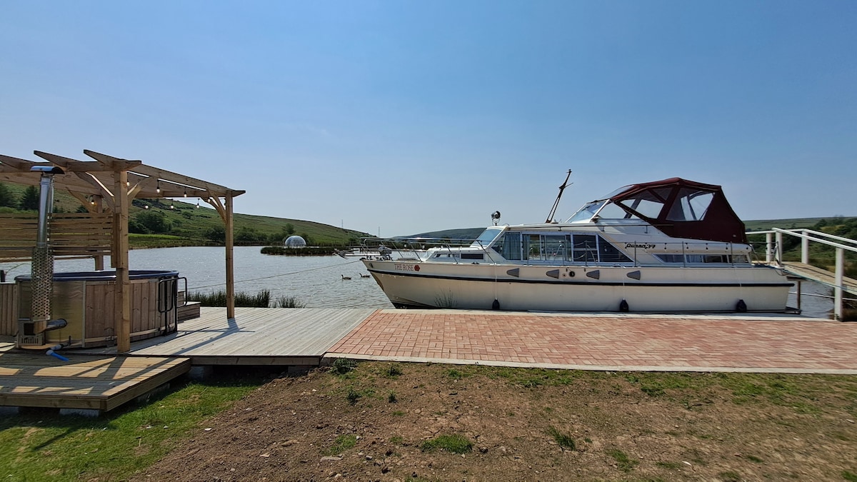 Ultimate Glamping Experience, 37ft yacht on lake