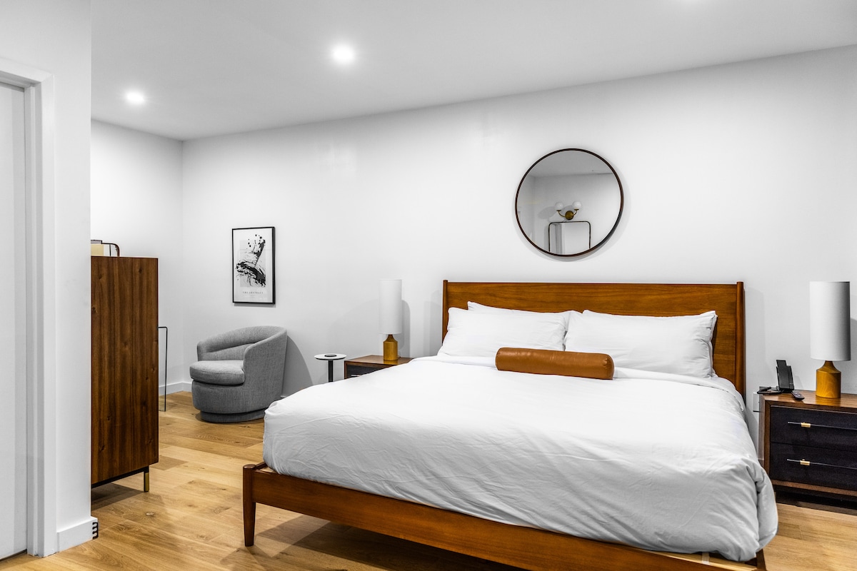 Stylish DTWN Hotel|Steps to restaurants|King Bed