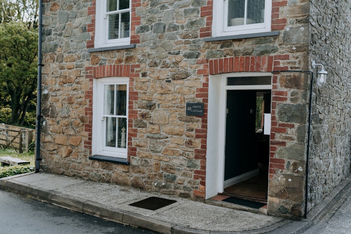 Riverside Romantic Cottage