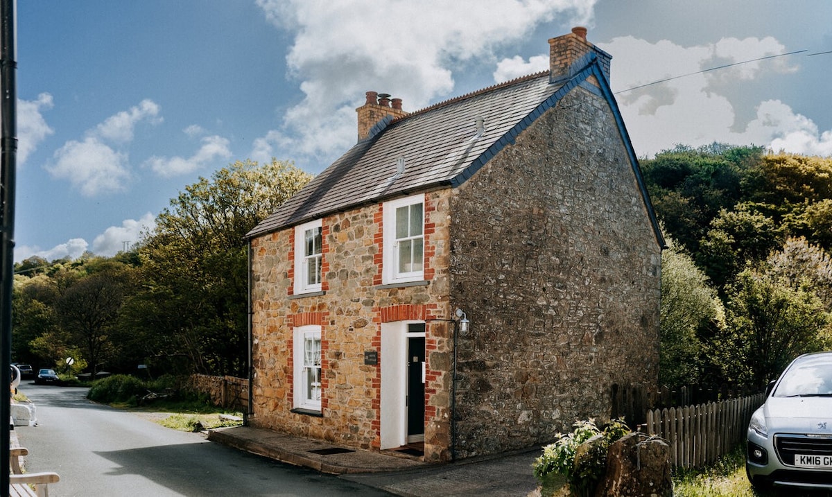 Riverside Romantic Cottage