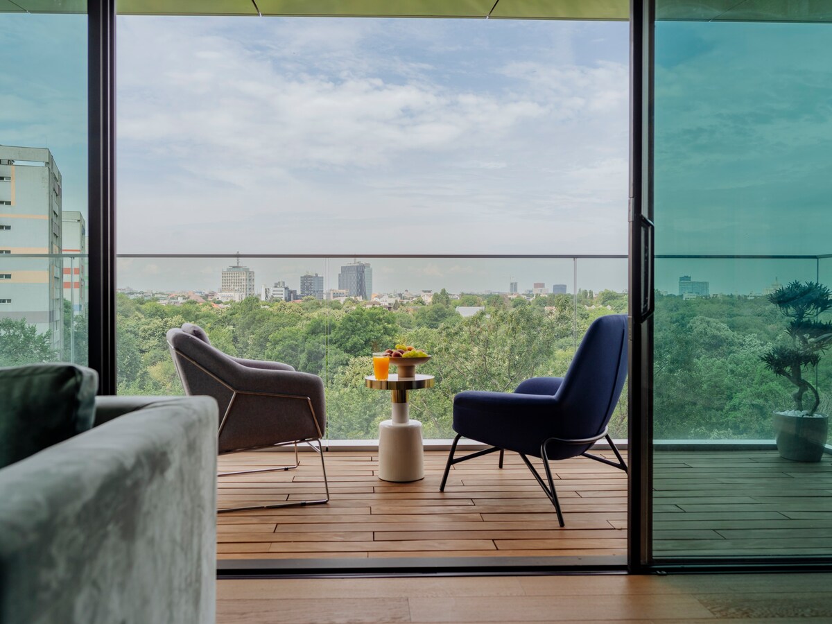 Luxury Living: Spectacular Views & Modern Elegance