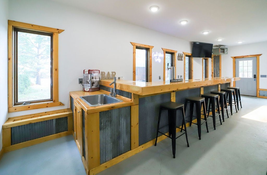 Welcome to the Perch Life - Heated Bar/Garage