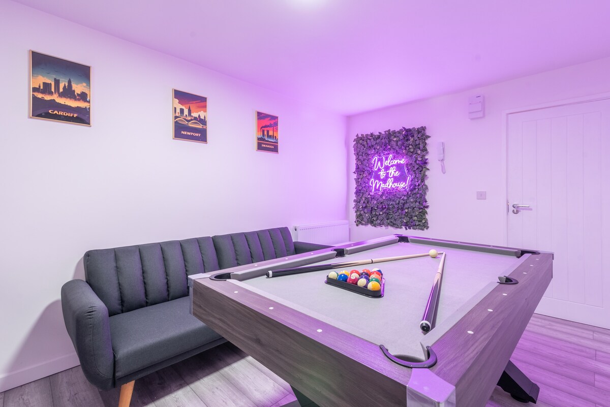 Exquisite Cardiff Apartments-Garden and Games Room