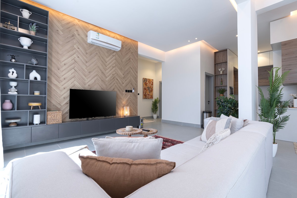 Luxury & cozy 3-bedroom apt & outdoor seating area