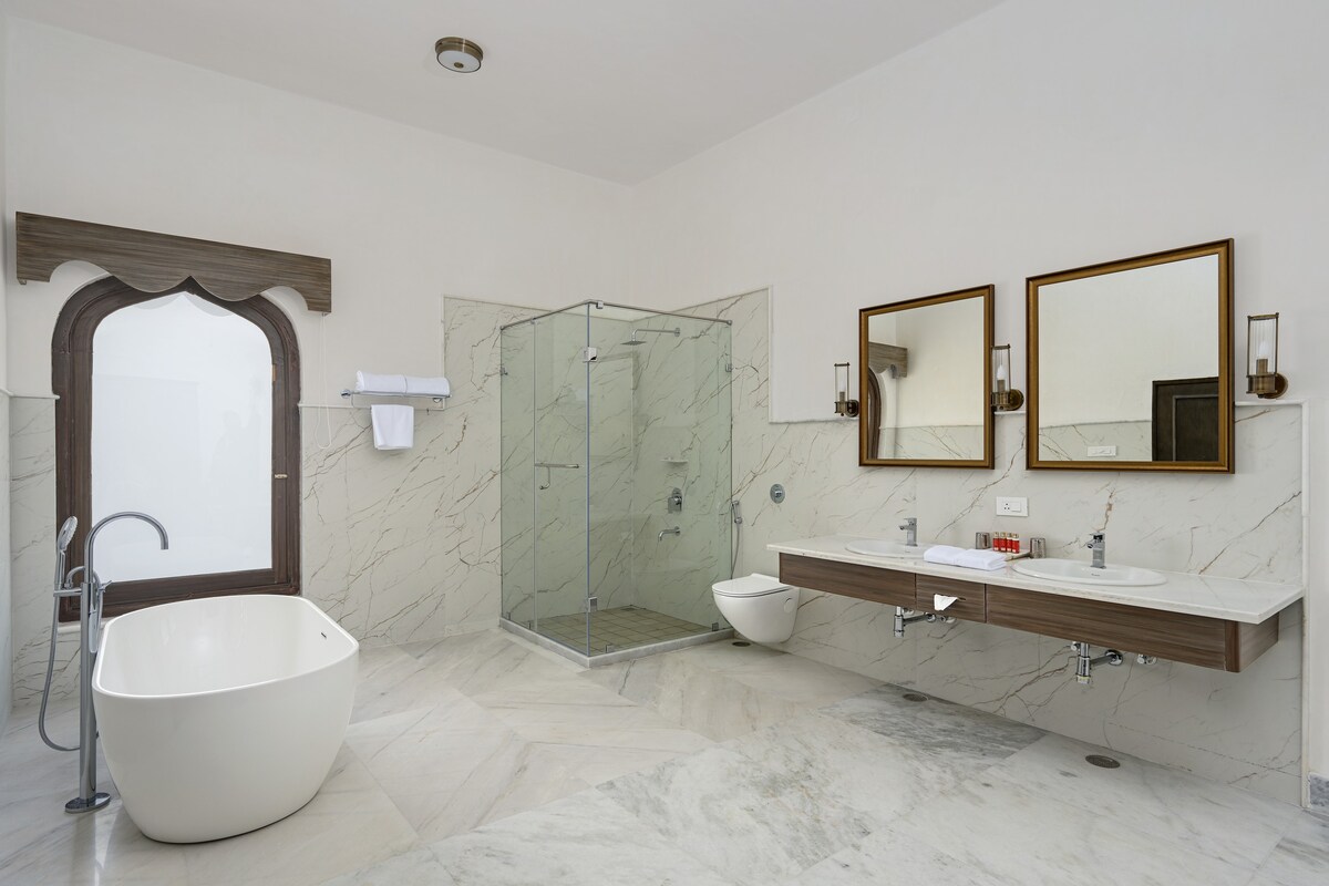 Lux Villa Suite with Bathtub in Udaipur