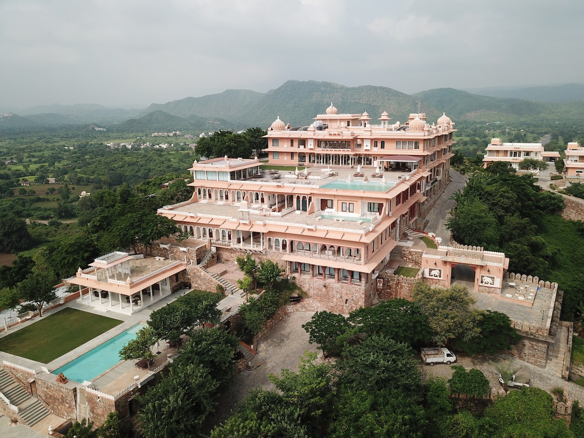 Best Honeymoon Suite w Jacuzzi & View in Udaipur