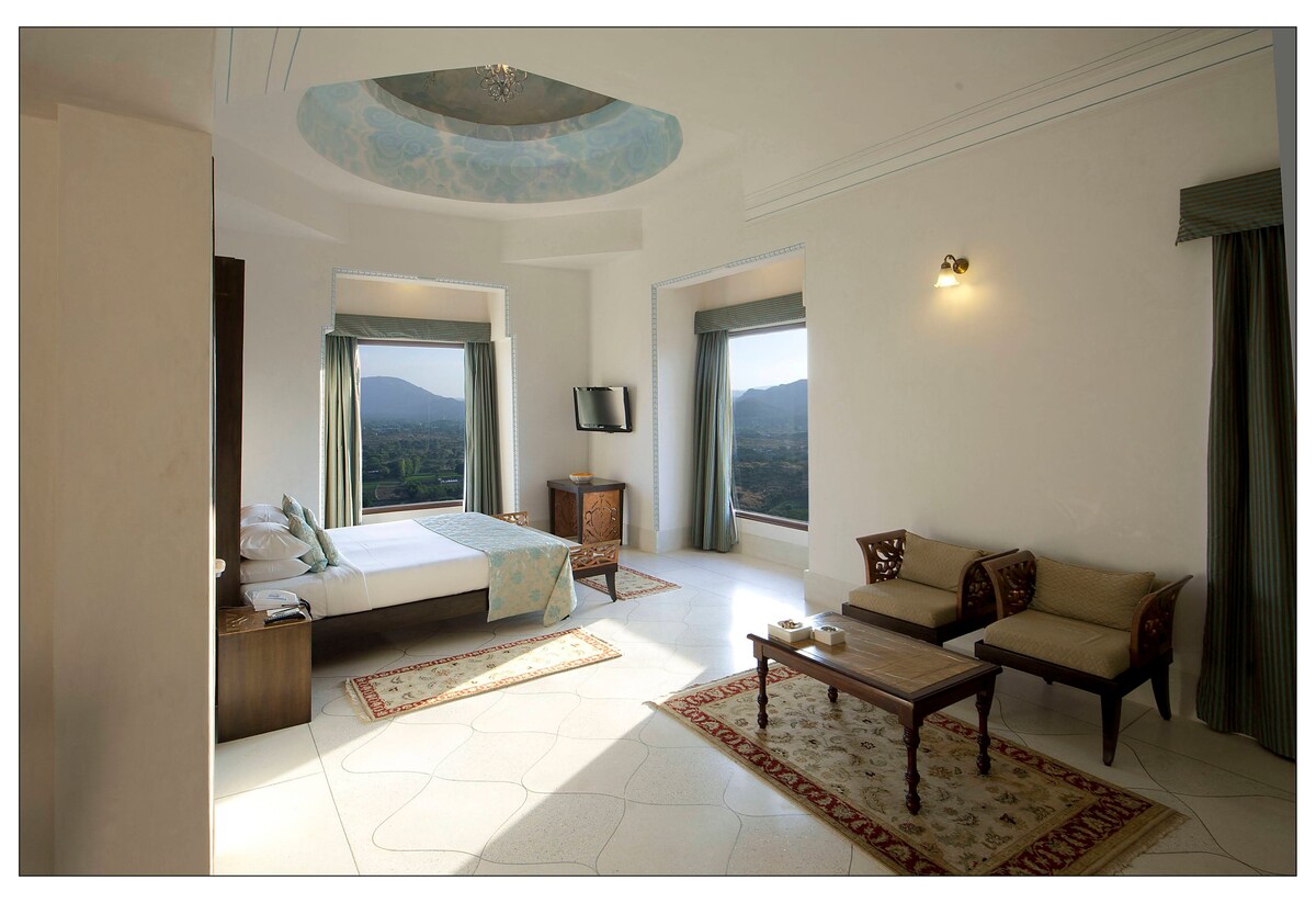 Best Honeymoon Suite w Jacuzzi & View in Udaipur