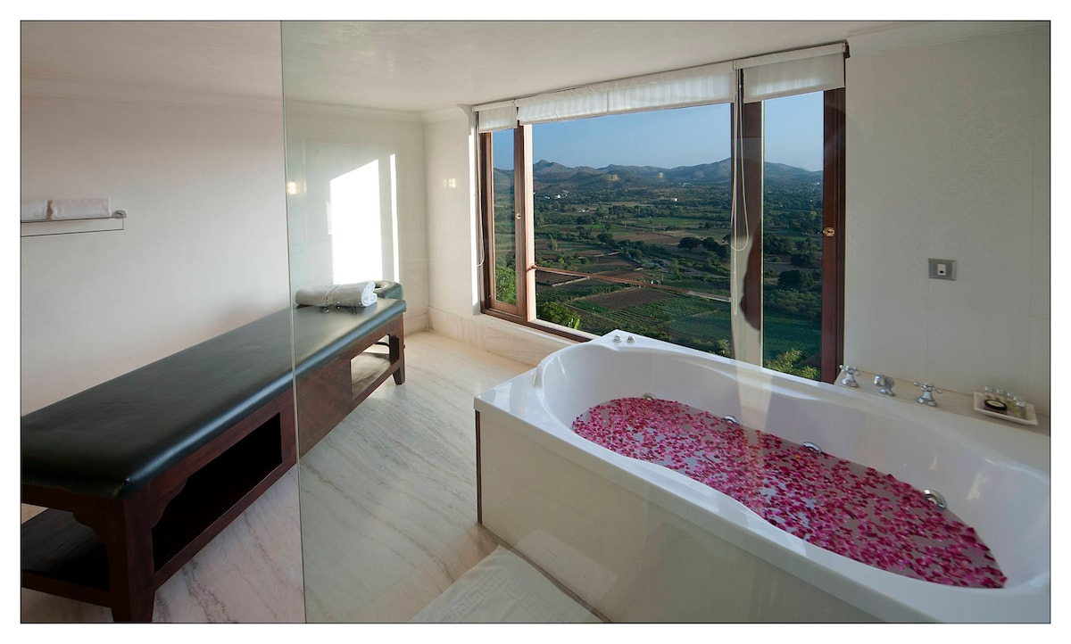 Best Honeymoon Suite w Jacuzzi & View in Udaipur