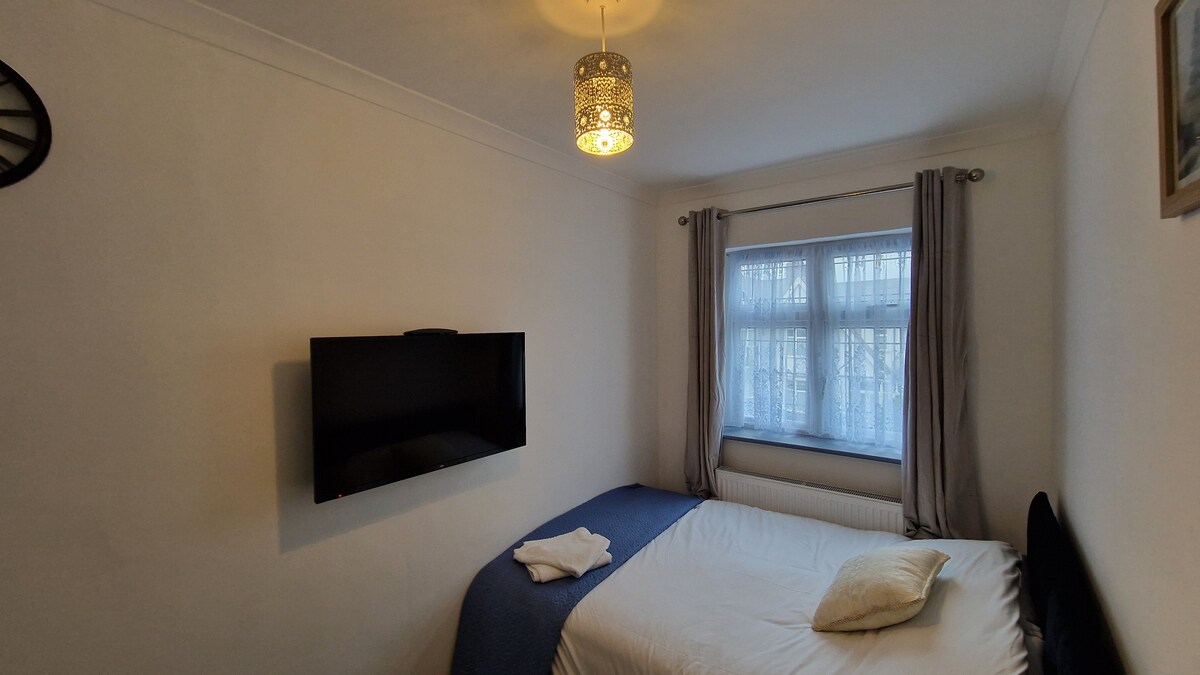 Private Two-Bedroom Apartment, London, Sleeps 2-4