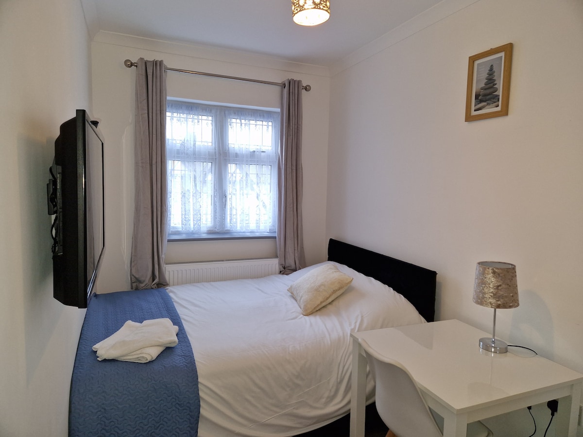 Private Two-Bedroom Apartment, London, Sleeps 2-4