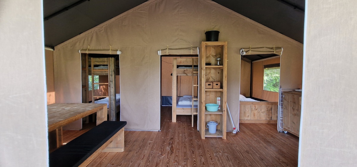 豪华舒适的野生动物园帐篷，配备独立卫生间