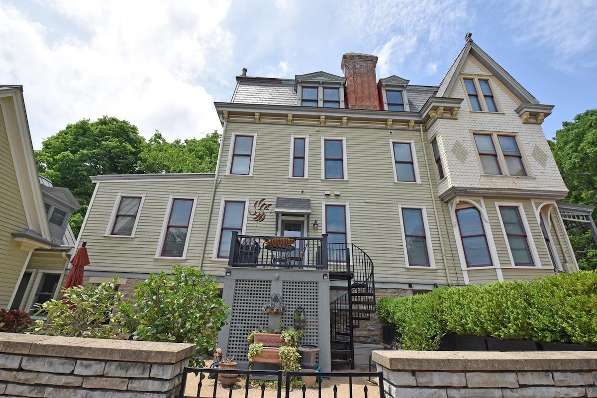 Historic Mt. Adams Townhome + River View + Parking