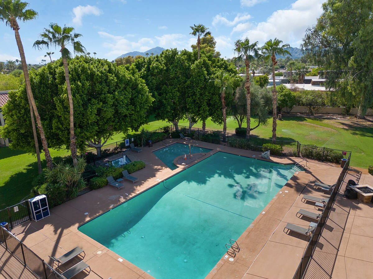 Beautiful King Bed Suite w/Heated Pool & Hot Tub