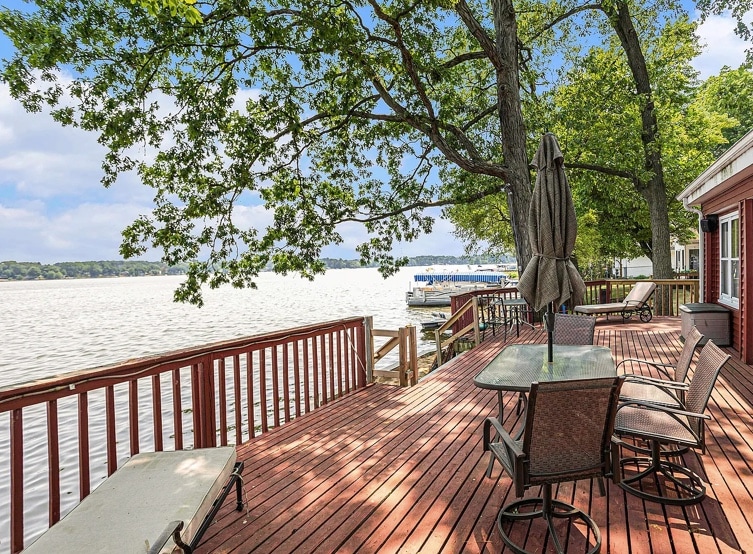 2 houses in 1, lake front cottage