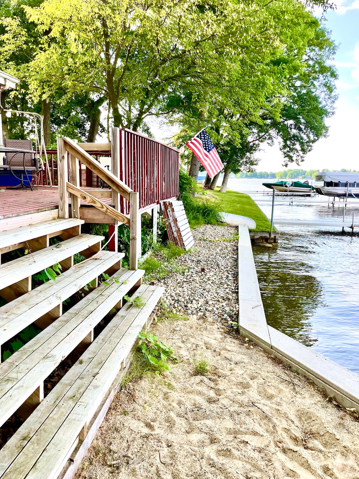 2 houses in 1, lake front cottage