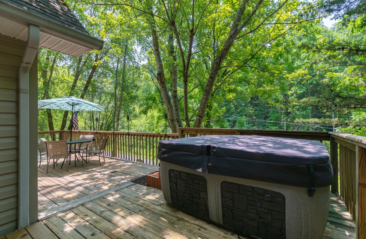 Downtown Cabin ~ Hot Tub ~ Grill