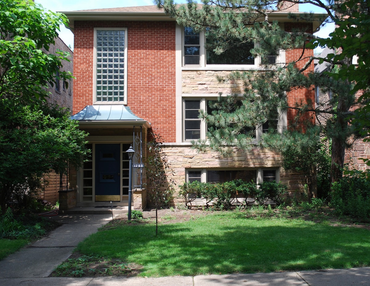 3 BR Evanston Apt near Chicago