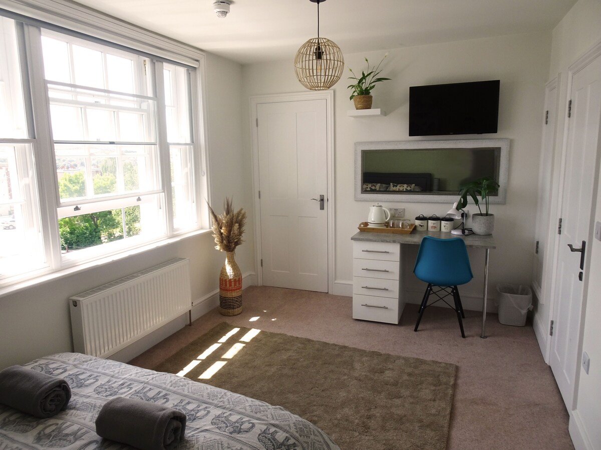 Lovely en-suite King bedroom in Central Exeter