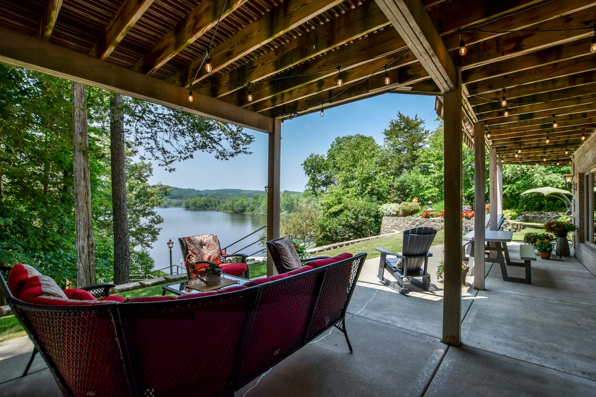 Jorny's End - Luxurious Riverfront Retreat