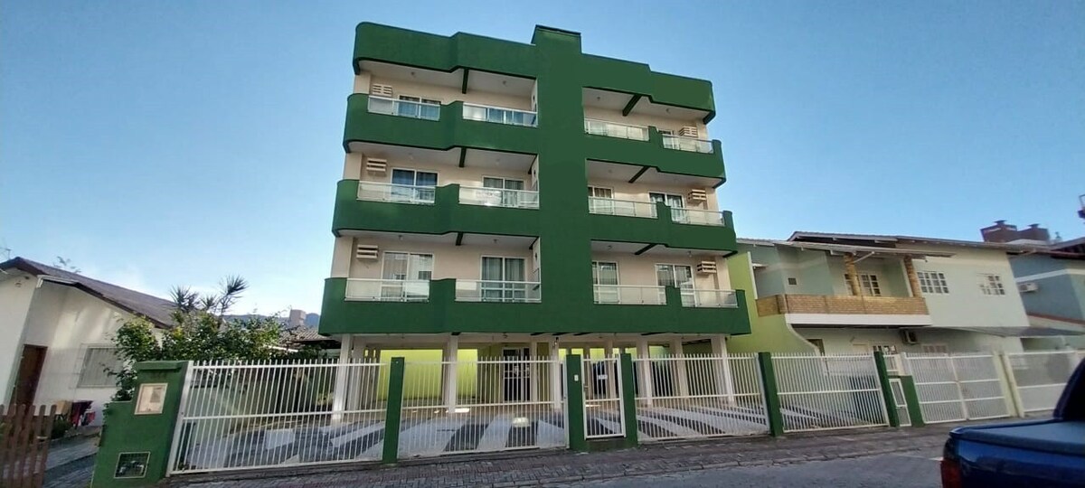 Apartamento com 2 dormitórios próximo a praia