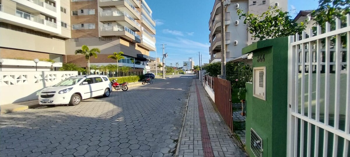 Apartamento com 2 dormitórios próximo a praia