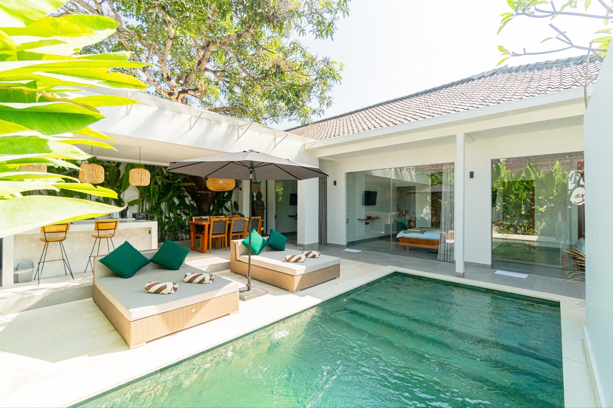 Voguish Villa in Bali Craftmanship Neighborhood