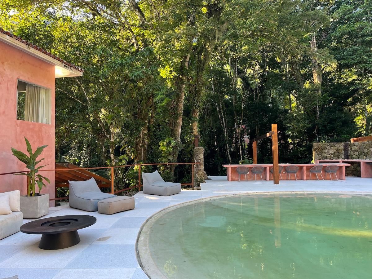 Casa Rio •design, cachoeira, piscina, area gourmet