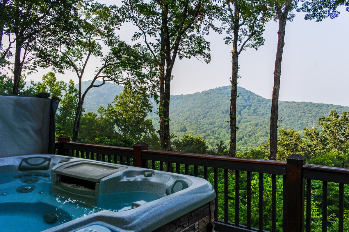 BIG Mountain VIEWS*Hot tub*2Kings*In/Out Fireplace