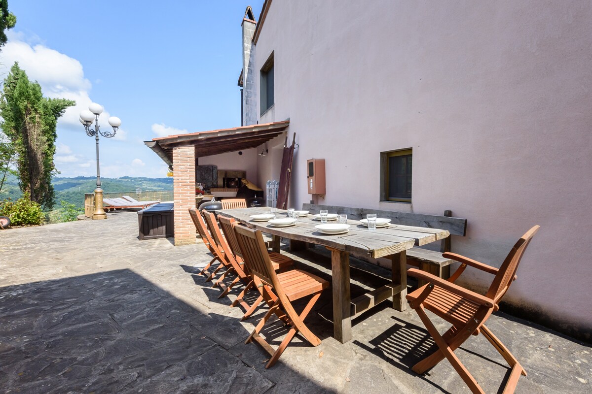 Villa Vecci - With panoramic pool in Dicomano