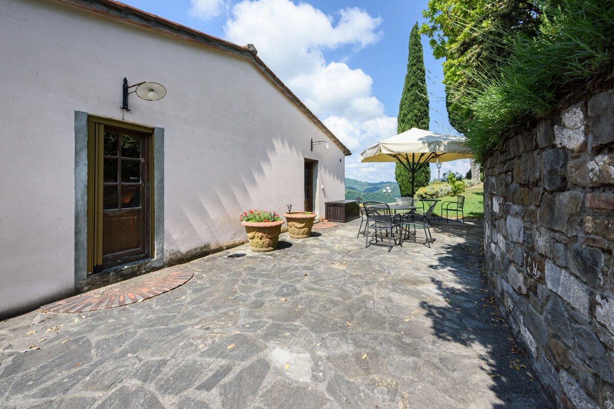 Villa Vecci - With panoramic pool in Dicomano