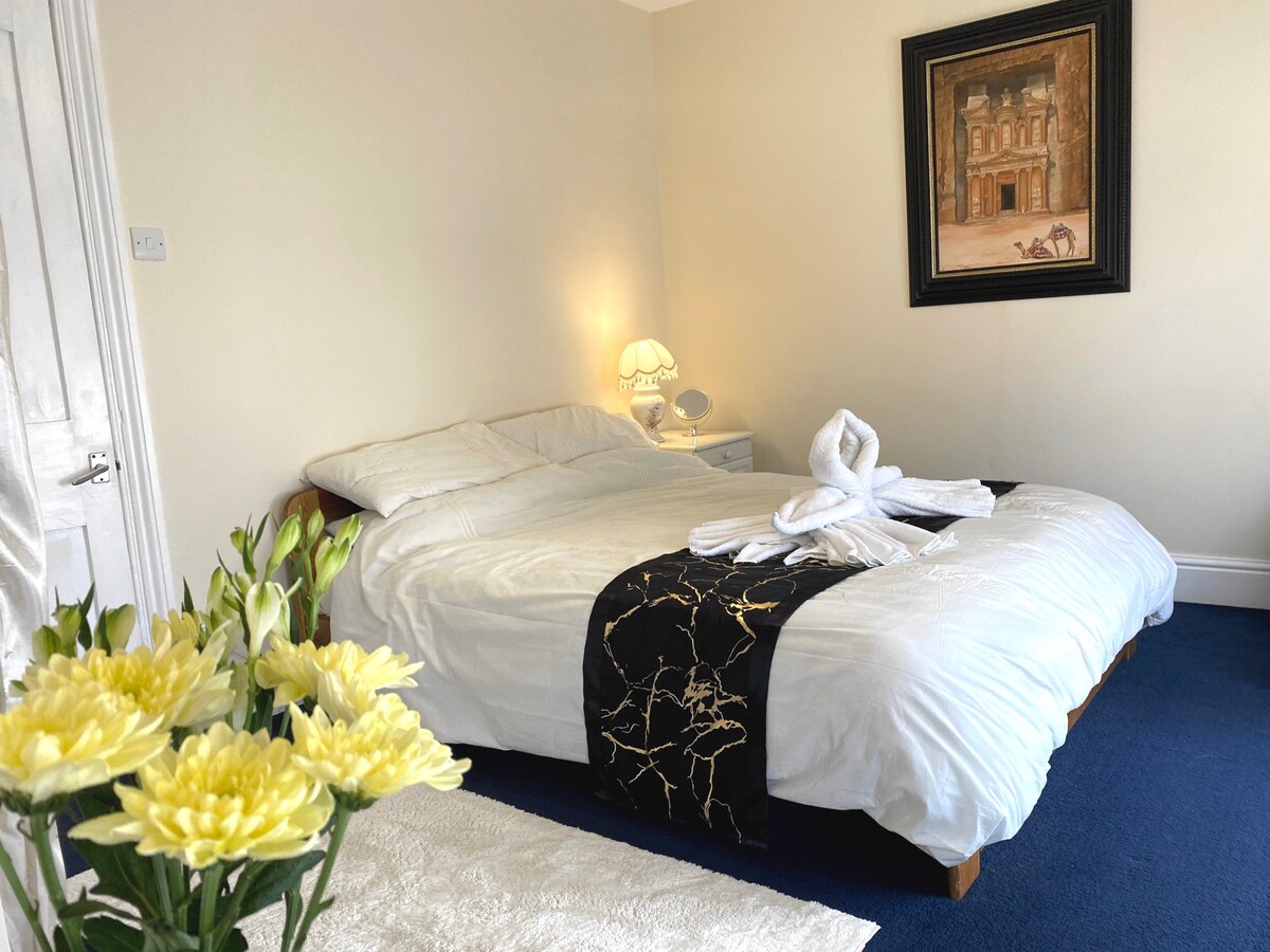 2 bedrooms continental breakfast by river & castle