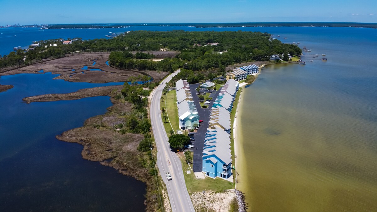 Beach Breeze: Lovely Waterfront Home with 2 Kayaks