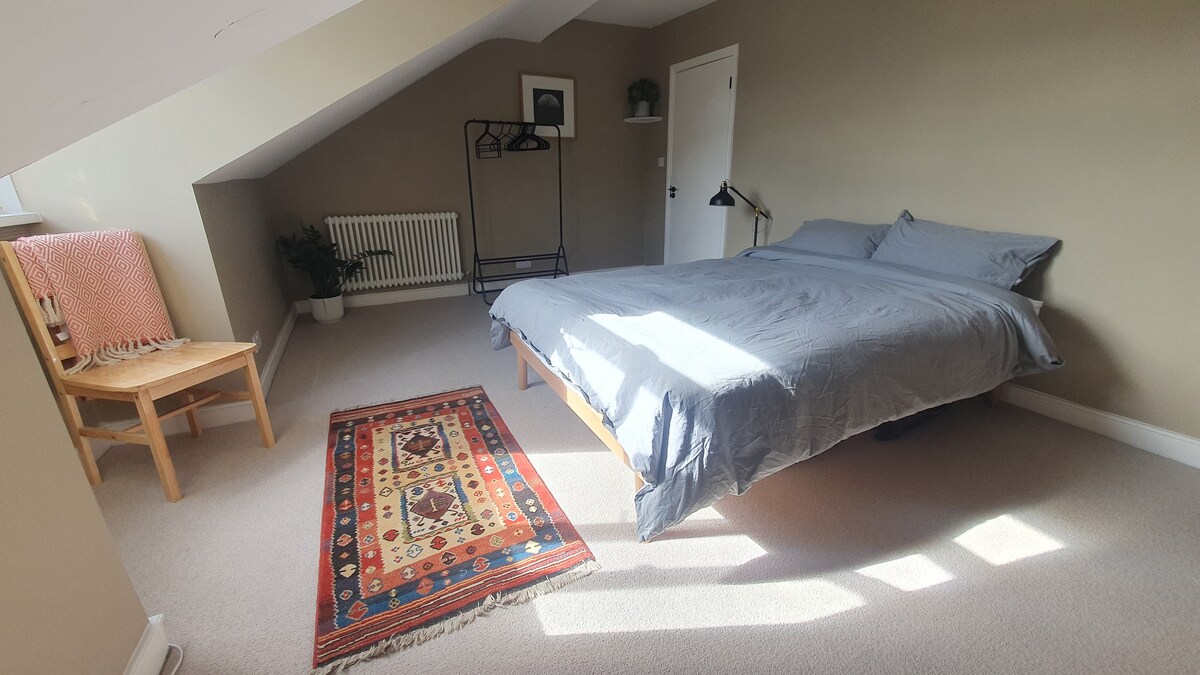 Bright and spacious 3 bed flat with cat