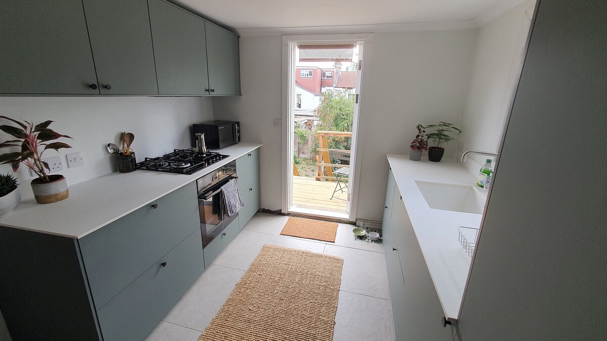 Bright and spacious 3 bed flat with cat