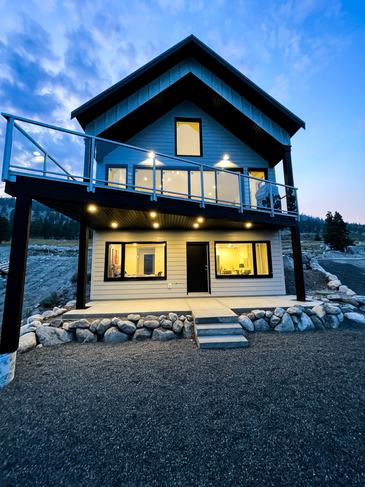 Sleeps 10 | Luxury Lakefront Cabin at Nicola Lake