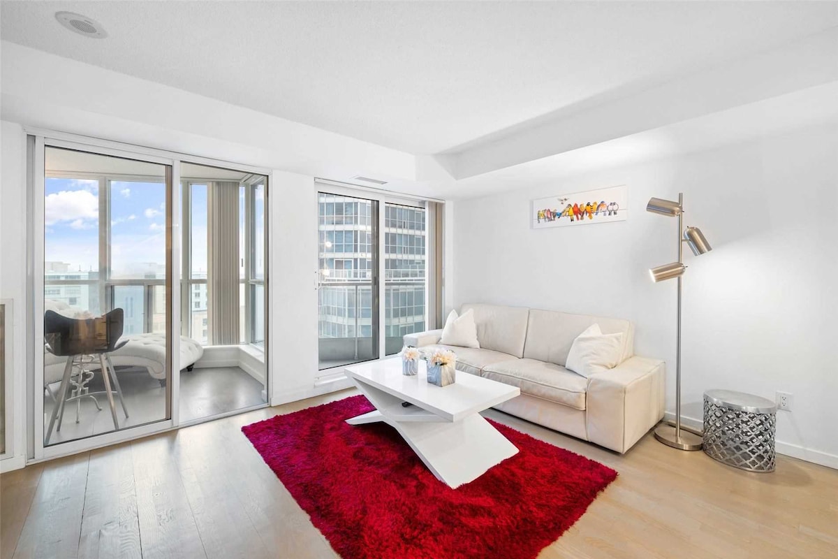 Harbourfront Luxury: 2 Bedroom Condo W/LakeView