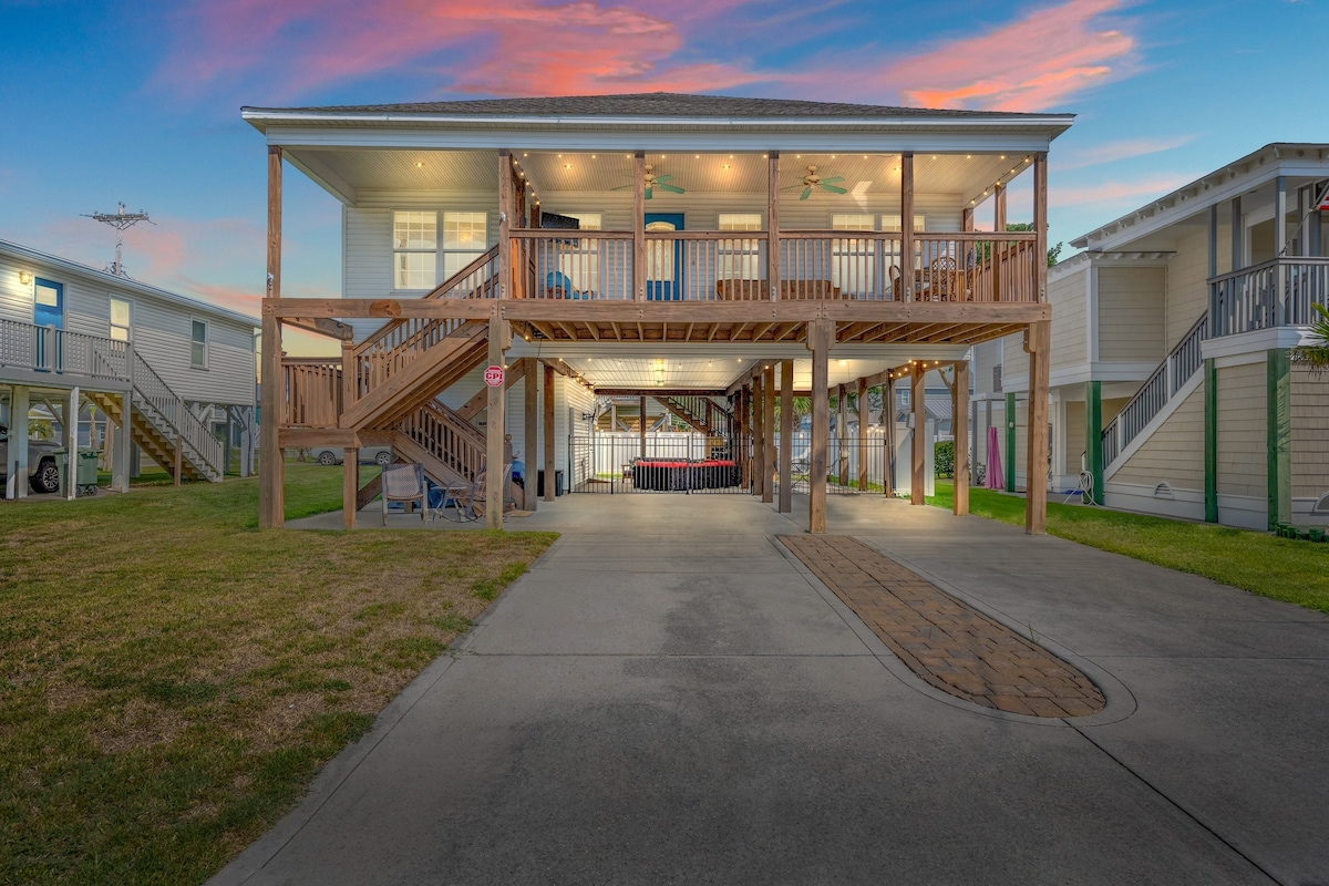 Minutes' Walk to the Ocean, Spacious Beach Retreat