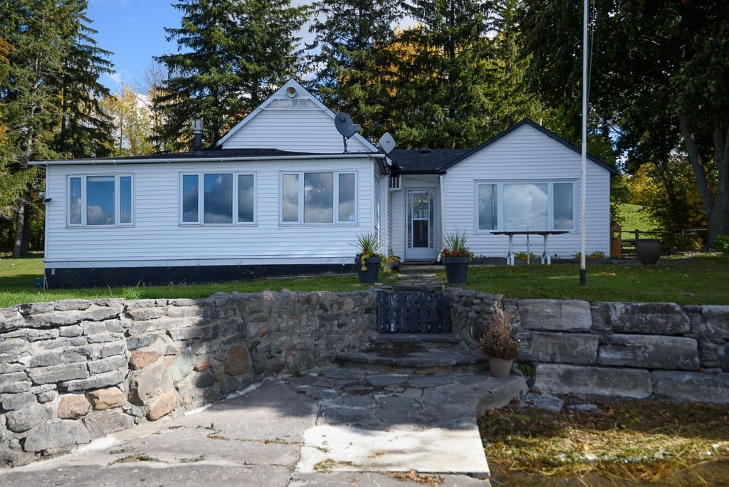 Private Lake Front Cottage on the Trent, 4 bdrm.