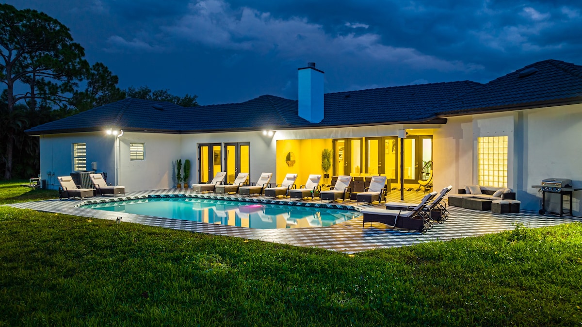 Modern Luxurious Pool Estate
