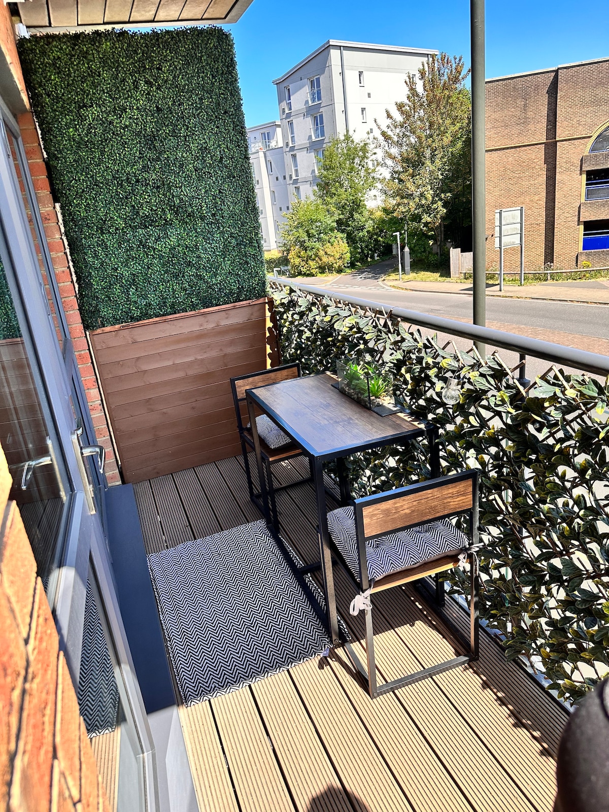 BOOK NOW/ Gatwick Apartment with Balcony