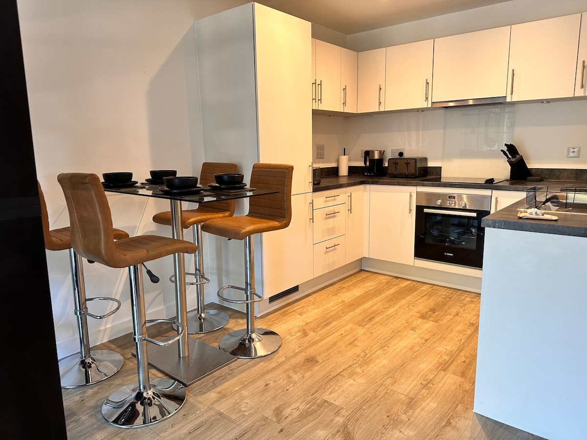 BOOK NOW/ Gatwick Apartment with Balcony