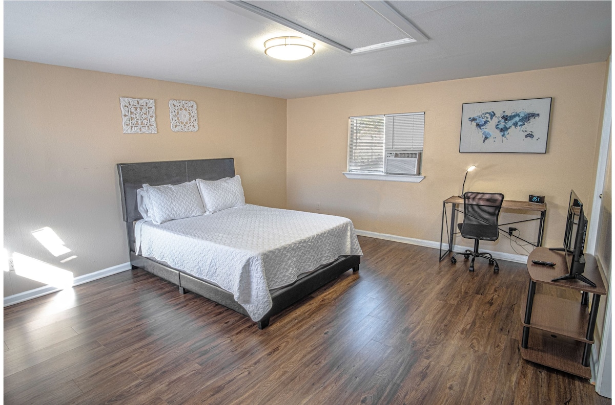 The Ideal Guest House near Downtown and Riverwalk!