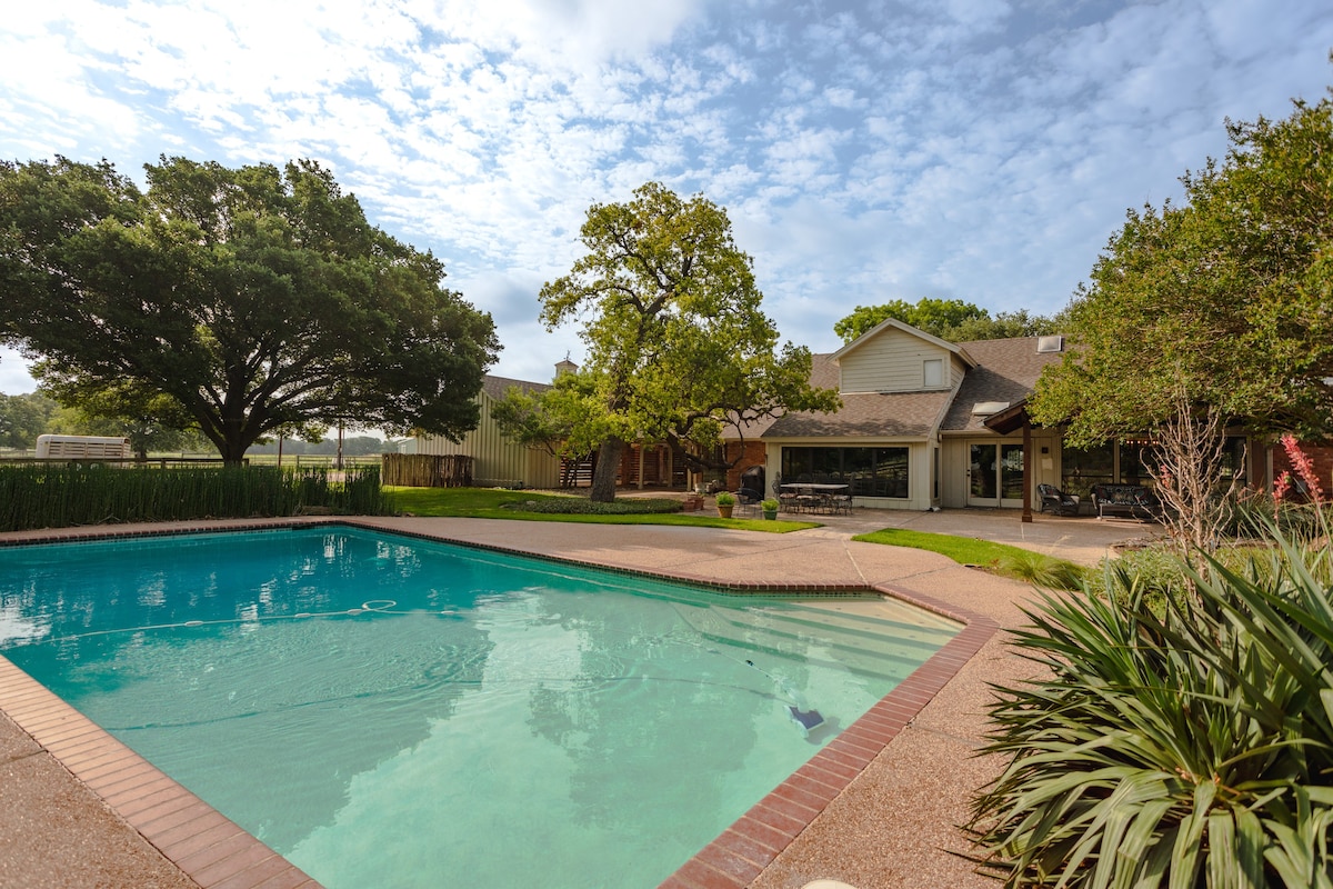 Oak Tree Country Manor w/ Pool