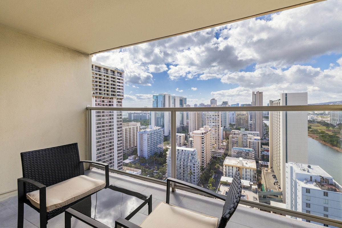 32FL Central Waikiki Queen Condo &Ala Wai view