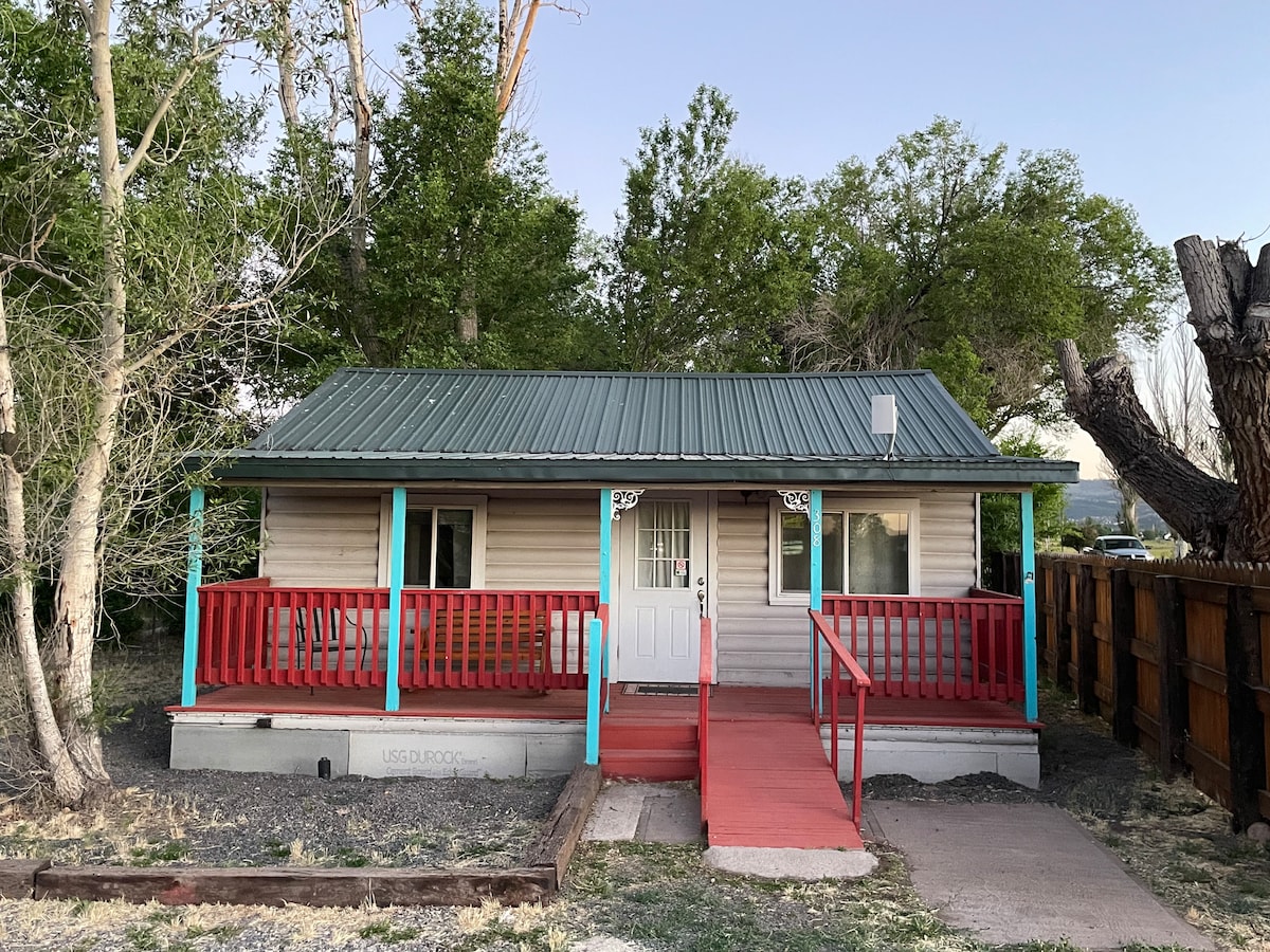 Mountain Avenue Cozy Cabin