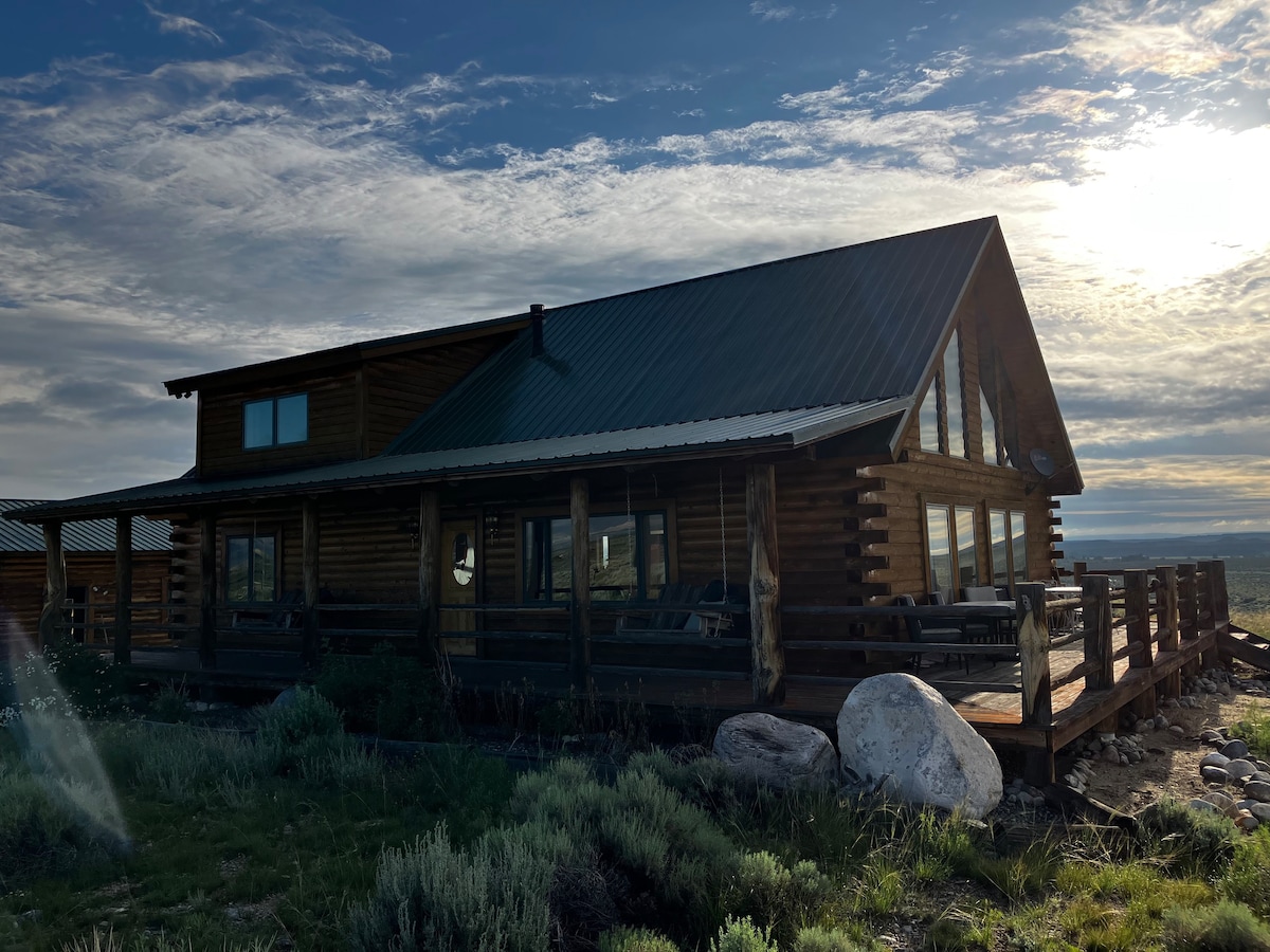 River frontage! Mountains! Picture-perfect views!