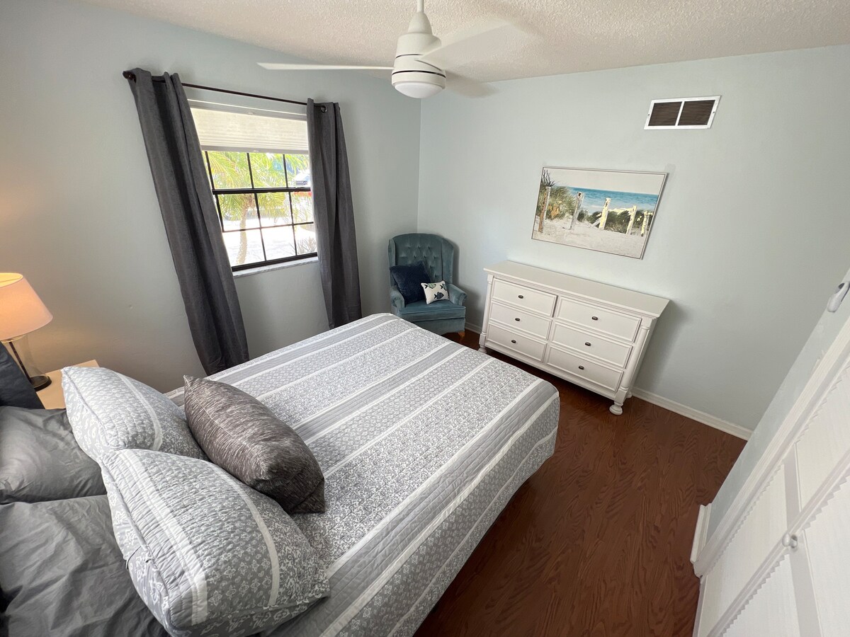 Cozy, quiet, and close to the beach!